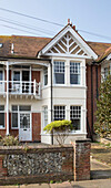 Außenfassade eines edwardianischen Reihenhauses in Sussex, England, Vereinigtes Königreich