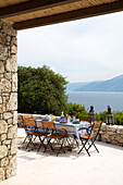 Essen im Freien auf der Terrasse einer Villa in Ithaka Griechenland
