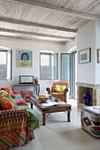 Offene Fenster zum Wohnzimmer mit stoffbezogenem Sofa in der Villa Ithaca Griechenland