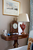 Vintage-Lampe und Uhr auf einem Tisch in einem Haus in Wiltshire England UK