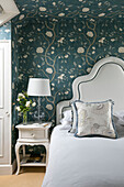 Blaugrüne und weiße Blumentapete im Schlafzimmer eines Hauses in Wiltshire England UK