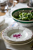 Keramikschale und Salat auf einem Esstisch in einem Bauernhaus in Somerset, UK