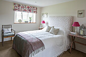 Geblümte Jalousien und bestickte Decke in einem Doppelzimmer in einem Bauernhaus in Somerset, Großbritannien