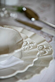 Dekorative Details auf weißen Tellern in einem Einfamilienhaus in Kent, Großbritannien