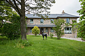 Hirschstatue im Vorgarten eines freistehenden Hauses in Devon, Großbritannien