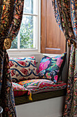 Fensterbank mit gemischten Textilien und Mustern in einem georgianischen Haus in Hertfordshire England UK