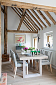 Tisch für acht Personen mit Holzbalkendecke in einem Haus in Hampshire, UK