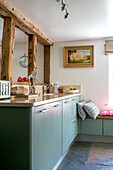 Grüne Einbauschränke mit Holzrahmen in einer Landhausküche in Kent UK