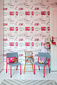 Graue Stühle und gemusterte Tapete im Kinderzimmer in einem Londoner Haus UK