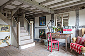 Schreibtisch und Stuhl im Fachwerk-Eingang eines Bauernhauses in Surrey UK