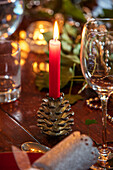 Beleuchtete Kerze und Weinglas auf Tischdetail zu Weihnachten in Norfolk Bauernhaus UK