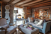 Schwedische Standuhr und Sofa in einem Landhaus in Berkshire aus dem 16