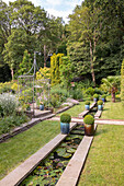 Gartenrutsche und Pergola, Wales, UK