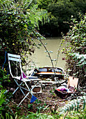 Ruderboot am Flussufer mit Klappstuhl, Wimpel und Wolle Isle of Wight, UK