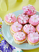 Rosa Feenkuchen mit Blumen verziert