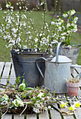 Kunsthandwerklicher Osterkranz auf dem Gartentisch