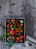 Gemischte Tomaten in einer Holzkiste