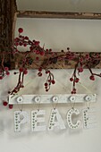 Auslage mit hängendem Weihnachtsdekorationszeichen für den Frieden
