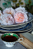 Rosen und alte Teetasse