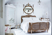 Schlafzimmer im skandinavischen Stil mit abgenutzter Lackierung, Vintage Bett und Kleiderschrank