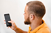 Man using hearing aid app