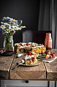 Poke Cake mit Sahnecreme und Erdbeeren