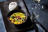 Thai-style chicken curry with baby corn and mange tout