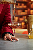 Cocktail in ein Martiniglas giessen