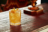 Whisky-Cocktail, garniert mit Honigwabe