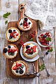 Tartlets with mascarpone and fruits