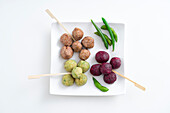 Colourful meatballs (with beetroot, courgettes and peas)