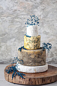 Cheese Wedding Cake - Käsesorten als mehrstöckige Hochzeitstorte arrangiert, mit Blüten