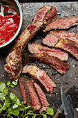 Vom Knochen gelöstes Steak dazu Brunnenkressesalat und Paprika