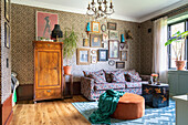 Wohnzimmer mit Leopardenmuster-Tapete und Vintage-Mobiliar