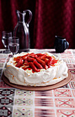 Timperley-Pavlova mit Rhabarber und Custard