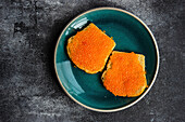 Roter frischer Forellenkaviar auf Brot
