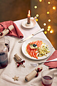 Lachs mit Gin-Marinade und Apfelsalat zu Weihnachten
