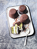 Kiwi-Eisbomben mit Schokoladenglasur
