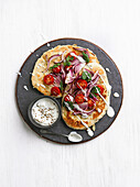 Käse-Naan mit roten Zwiebeln, Kirschtomaten, Kreuzkümmel und Koriander