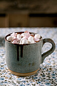 Eine Tasse heiße Schokolade mit Mini-Marshmallows