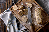 Hausgemachten Shortbread-Teig mit Nüssen und weißer Schokolade in Scheiben schneiden
