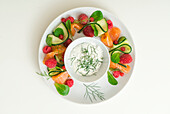 Salat mit mariniertem Lachs, Himbeeren, Zucchini und Creme-Fraiche mit Fenchelgrün