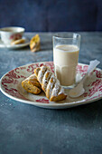 Bananengebäck und ein Glas Milch