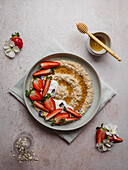 Erdbeer-Porridge mit Honig und Joghurt