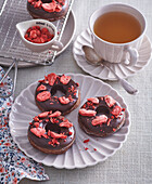 Gebackene Schokoladen-Donuts mit gefriergetrockneten Erdbeeren zum Tee