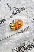 Vorspeise mit Meeresfrüchten in Muschelschale auf Eis