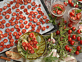 Getrocknete Tomaten auf Backblech, Tomaten-Crostini  und eingelegte Tomaten