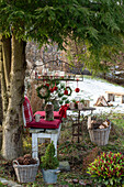 Weihnachtsplatz im Garten - mit Kissen, Hängetablett,  Windlichtern und mit Juteschnur umwickelte Christbaumkugeln