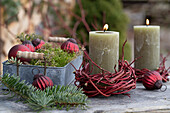 Metalltablett mit Christbaumkugeln und Kerze mit Kränzchen aus rotem Hartriegel (Cornus sanguinea)