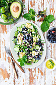 Avocado-Beeren-Salat mit Gurke und Feta